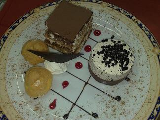 postre_tarta_de_tiramisu,_helado,_profiteroles_con_nata_y_crujiente_de_chocolate_negro